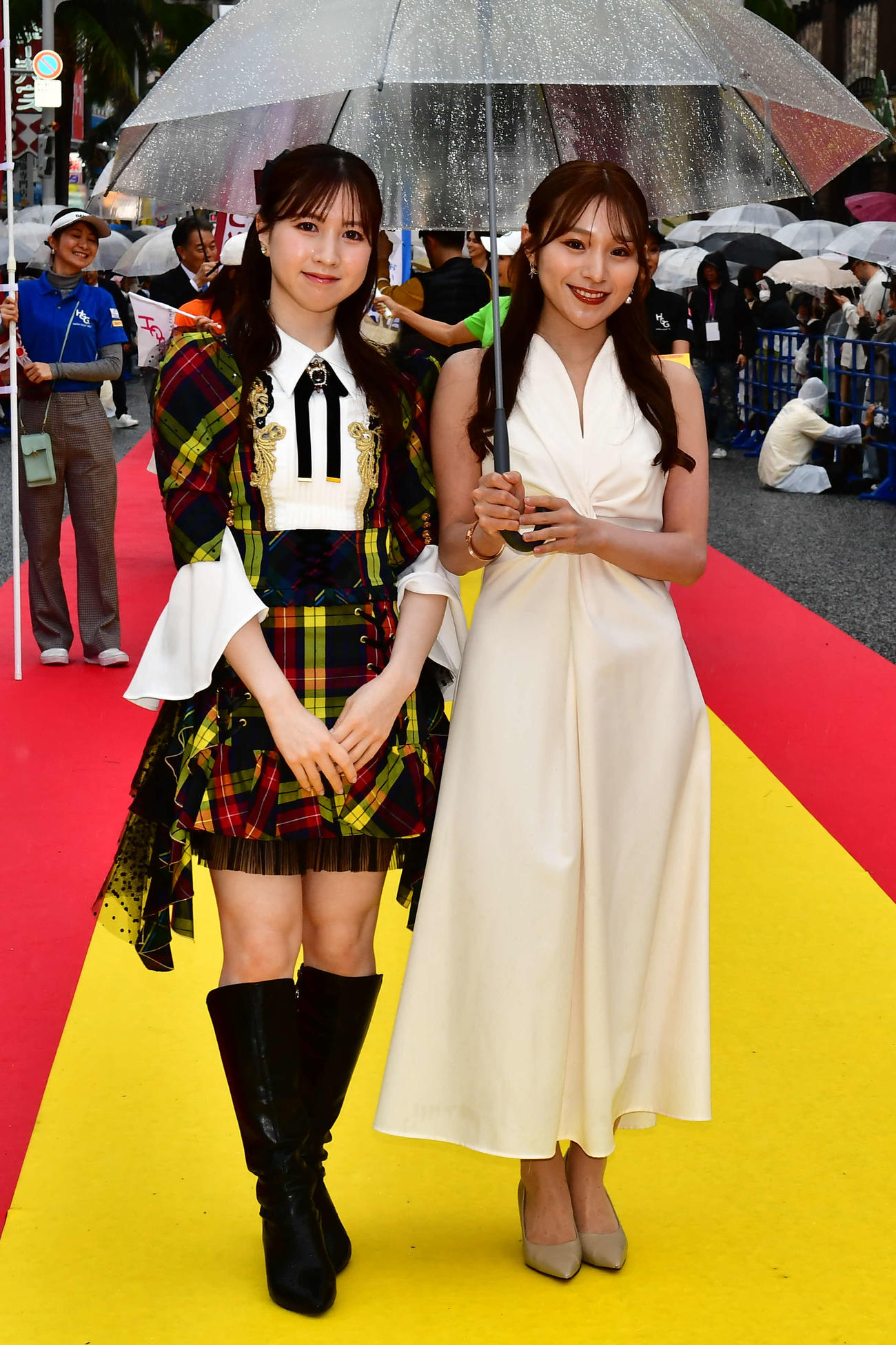 「島ぜんぶでお～きな祭　沖縄国際文化祭」のレッドカーペットを歩いた永野芹佳（左）と左伴彩佳