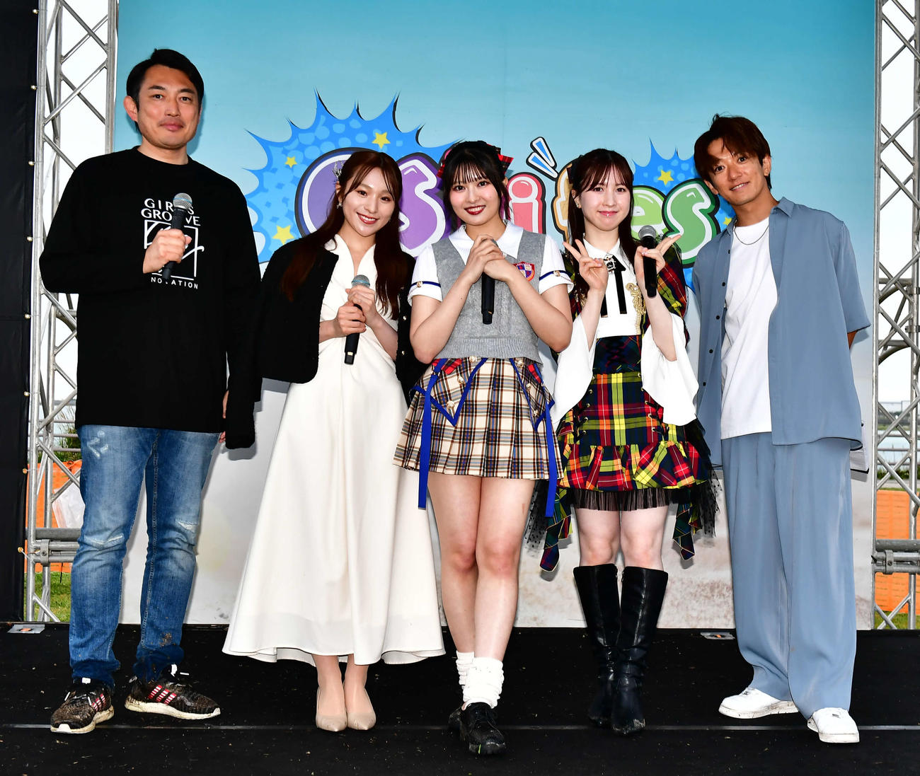 「島ぜんぶでお～きな祭　沖縄国際文化祭」内で行われた音楽フェス「GIRLS GROOVE INNOVATION」のトークショーに出席した、左から川松真一朗氏、左伴彩佳、行天優莉奈、永野芹佳、大倉士門