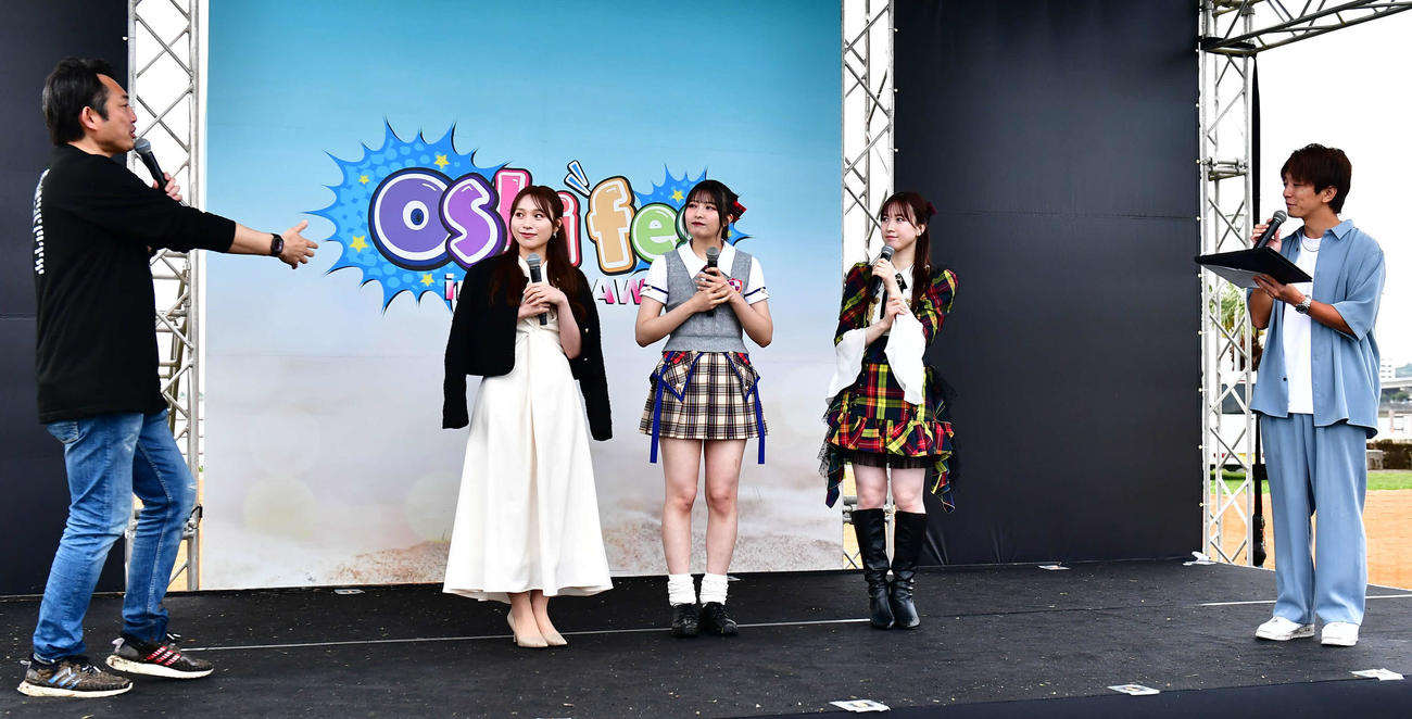 「島ぜんぶでお～きな祭　沖縄国際文化祭」内で行われた音楽フェス「GIRLS GROOVE INNOVATION」のトークショーに出席した、左から川松真一朗氏、左伴彩佳、行天優莉奈、永野芹佳、大倉士門