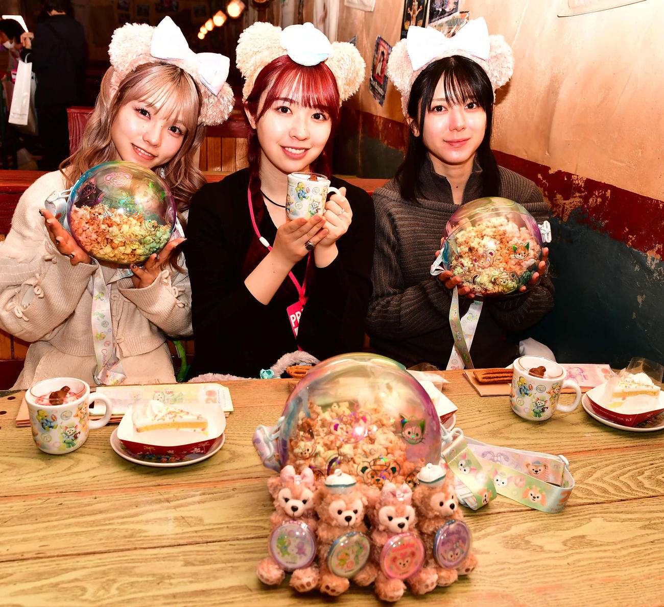 東京ディズニーシーの特別イベント「ダッフィー＆フレンズ20周年：カラフルハピネス」を記念したスペシャルセットを試食した、左から高橋彩音、渡辺みり愛、大西桃香（撮影・松尾幸之介）