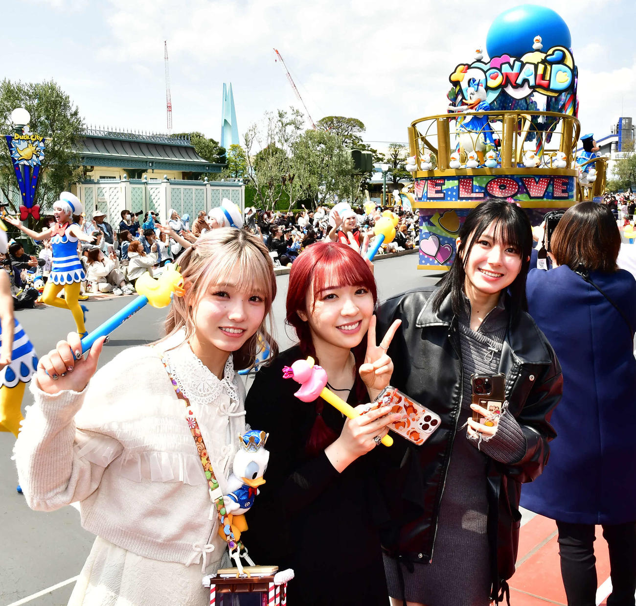 東京ディズニーランドの期間限定パレード「クワッキーセレブレーション★ドナルド・ザ・レジェンド！」を鑑賞した、左から渡辺みり愛、高橋彩音、大西桃香（撮影・松尾幸之介）