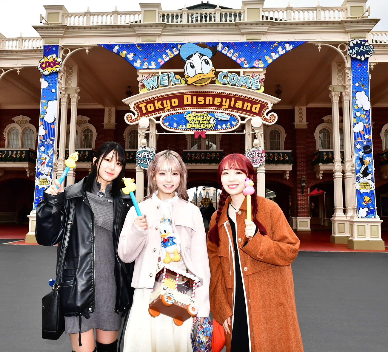 スペシャルイベントシリーズ「ディズニー・パルパルーザ」第4弾「ドナルドのクワッキー・ダック！ダック！ダックシティ！」が始まる東京ディズニーランドを訪れた、左から大西桃香、高橋彩音、渡辺みり愛（撮影・松尾幸之介）