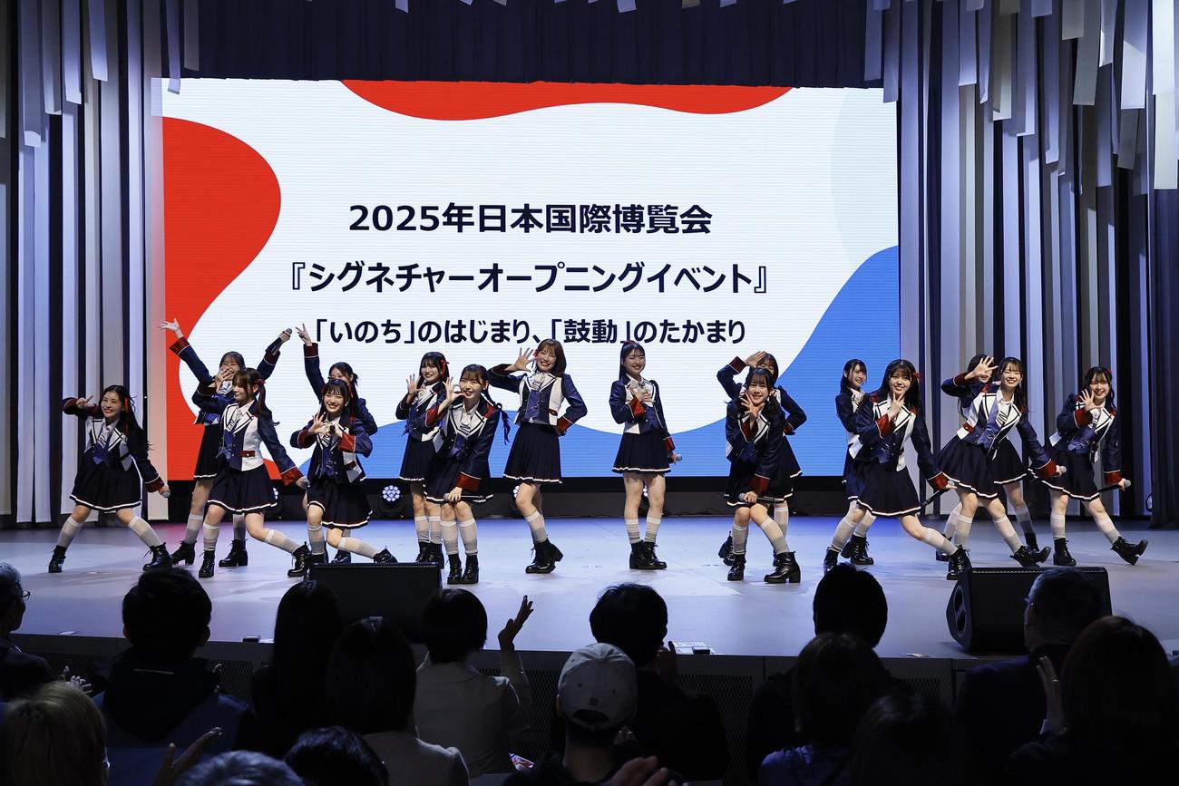 大阪・関西万博のシグネチャーオープニングイベントでライブを行うNMB48（撮影・藤尾明華）