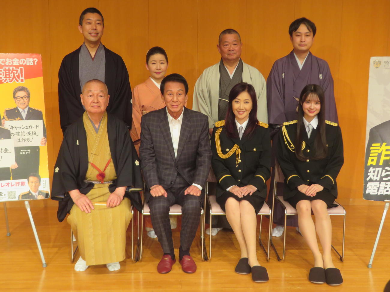 「第4回杉友寄席」に出席した、前列左から吉原朝馬、杉良太郎、伍代夏子、伊藤百花、後列左から金原亭馬久、柳家小春、橘家圓太郎、桃月庵こはく