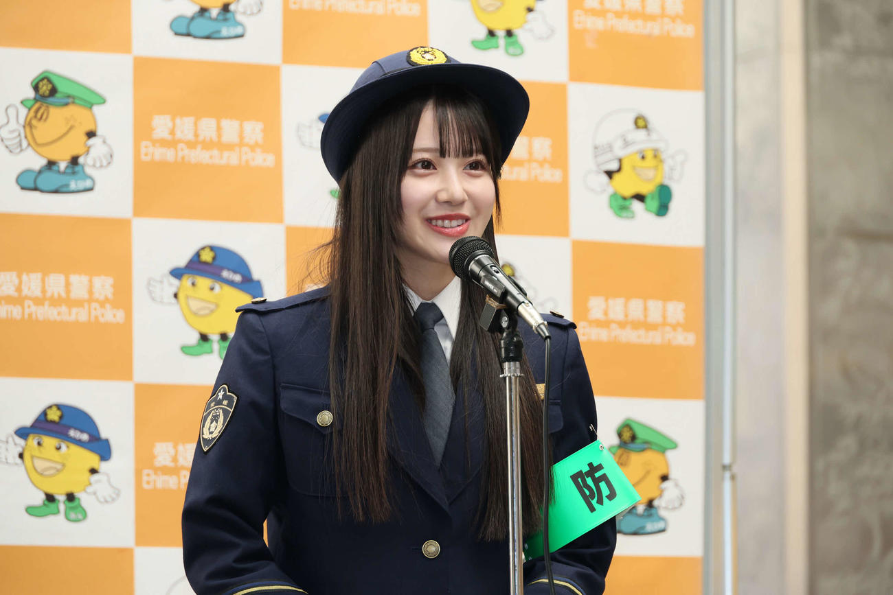 愛媛・松山東警察署の一日署長に就任した中村舞