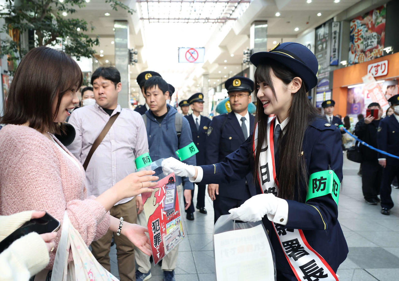 愛媛・松山東警察署の一日署長として闇バイト撲滅をPRする中村舞（右）