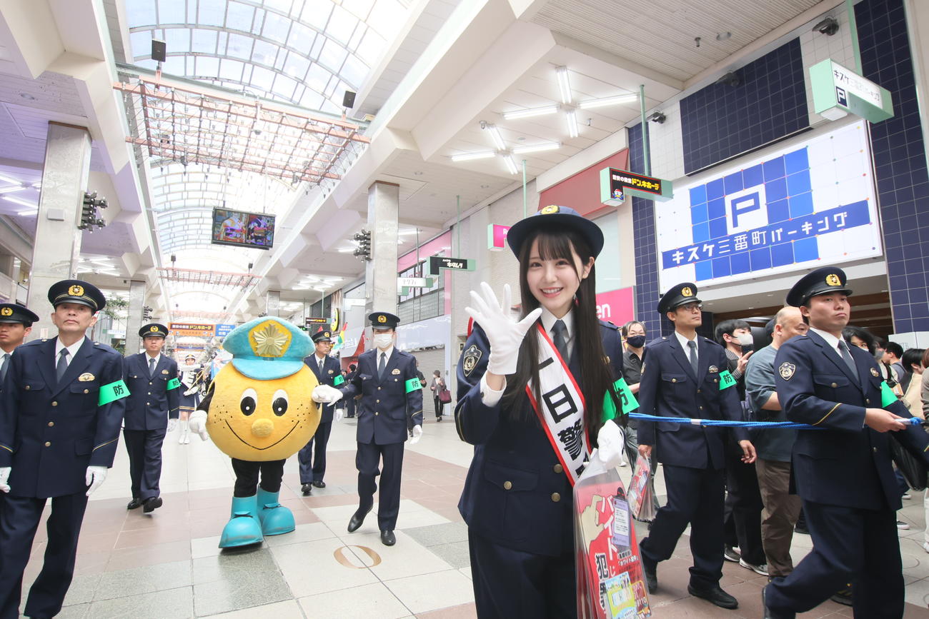 愛媛・松山東警察署の一日署長に就任し、松山最大のアーケードを歩く中村舞
