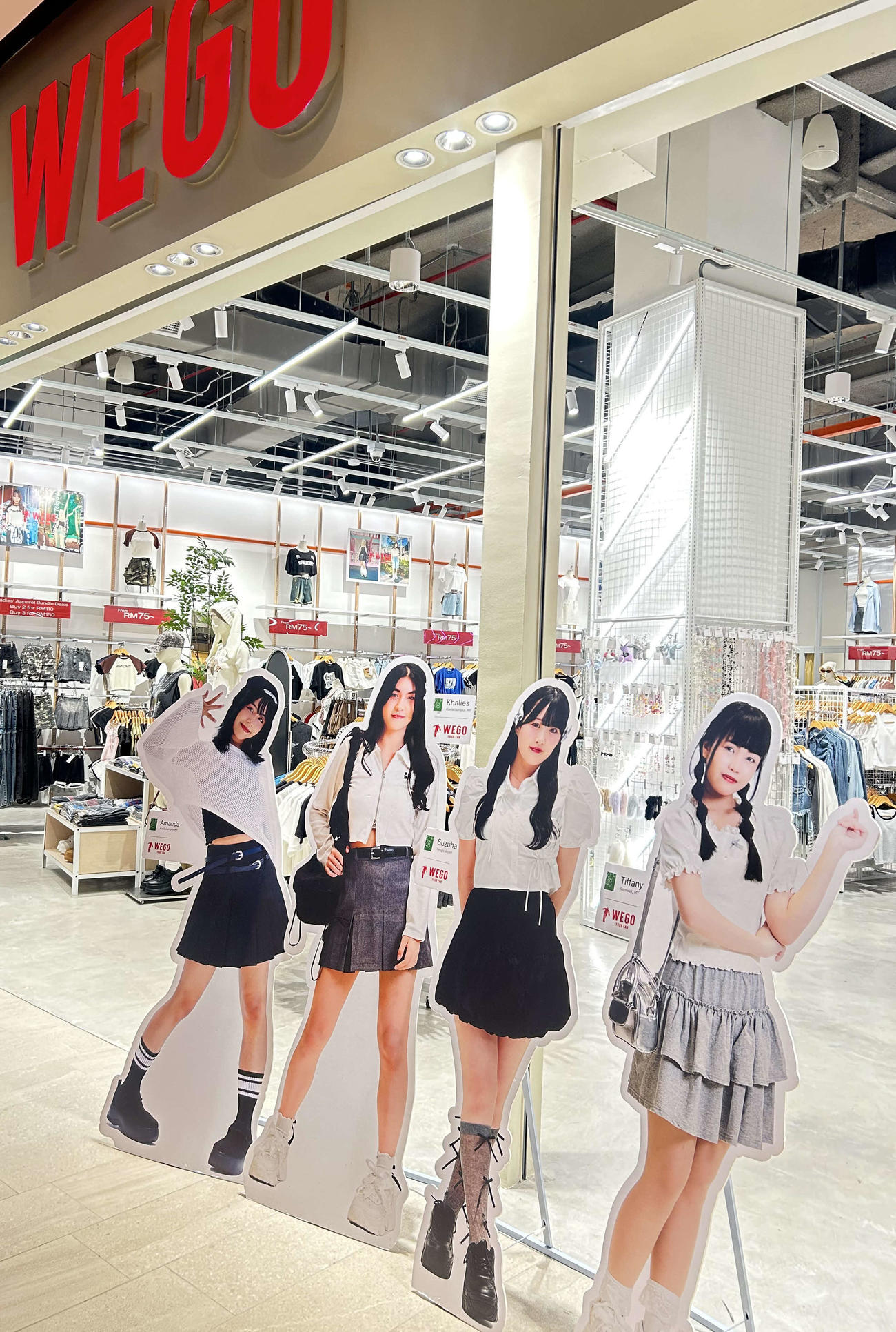 専用劇場開設予定地のクアラルンプールの商業施設「ららぽーとBBCC」内のショップで掲示されるKLP48メンバーがモデルを務めた看板（撮影・松尾幸之介）