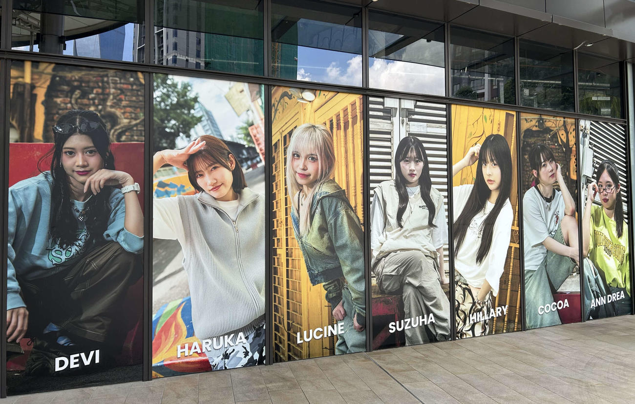 専用劇場開設予定地のクアラルンプールの商業施設「ららぽーとBBCC」内で展示されているKLP48メンバーの看板（撮影・松尾幸之介）