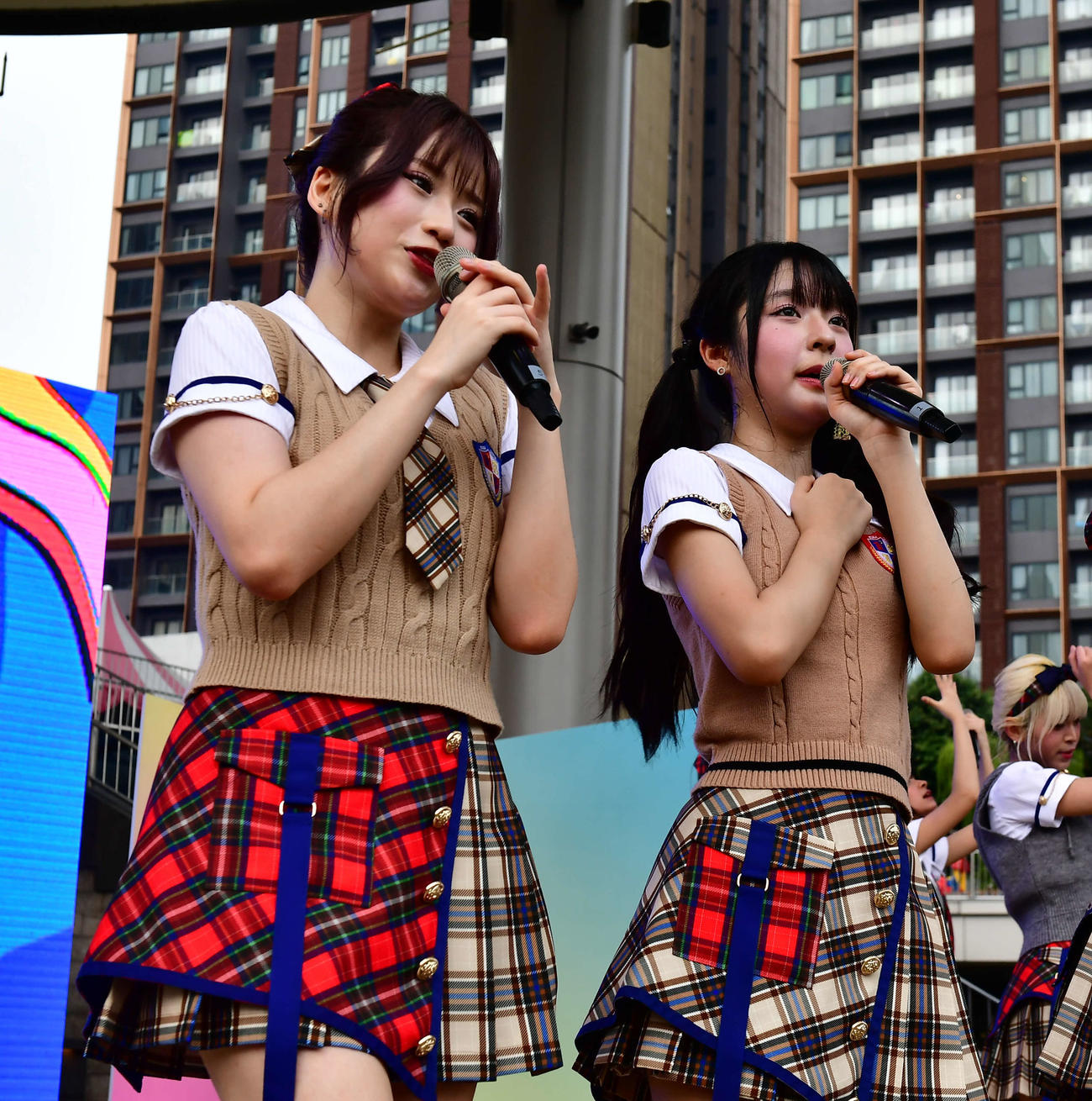 グループ初の主催ファンイベントでファンにあいさつするKLP48キャプテンのイーシャン（左）とヒラリー（撮影・松尾幸之介）