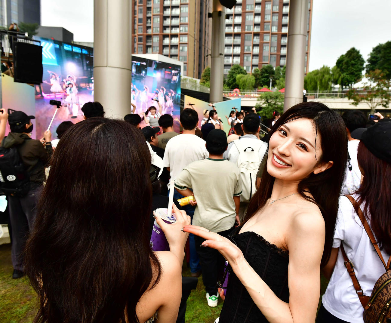 妹（左）と共にKLP48のライブを鑑賞した「サイバージャパン・ダンサーズ」に所属する人気メンバー、MIYABI（右）（撮影・松尾幸之介）