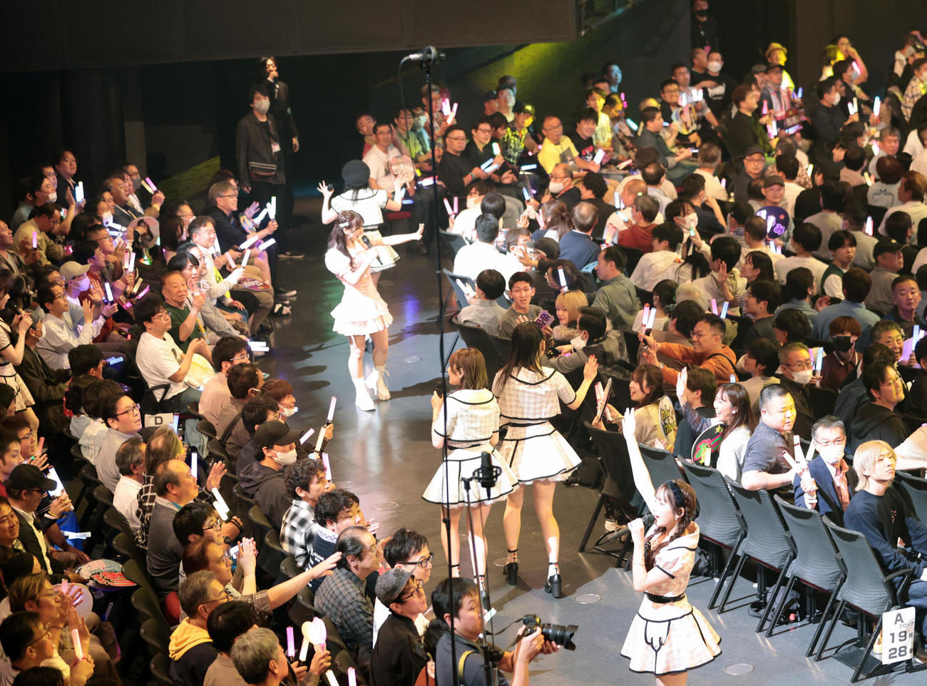 「AKB48春コンサート」で客席の中で歌うAKB48　（撮影・柴田隆二）
