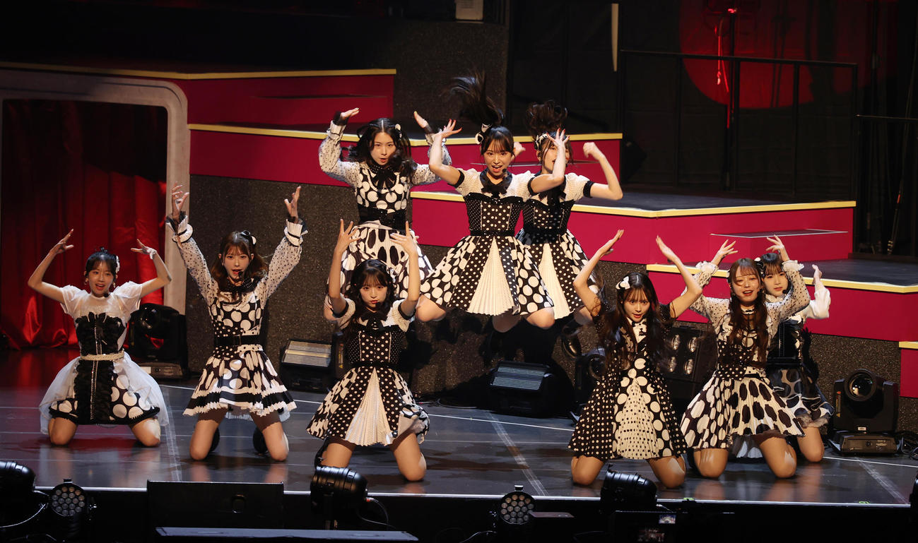 「AKB48春コンサート」で歌うAKB48　（撮影・柴田隆二）