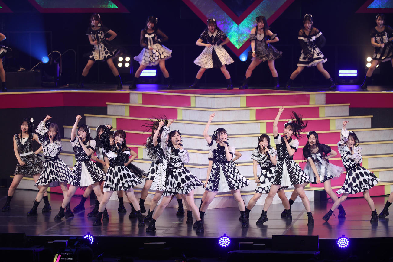 「AKB48春コンサート」で歌うAKB48　（撮影・柴田隆二）