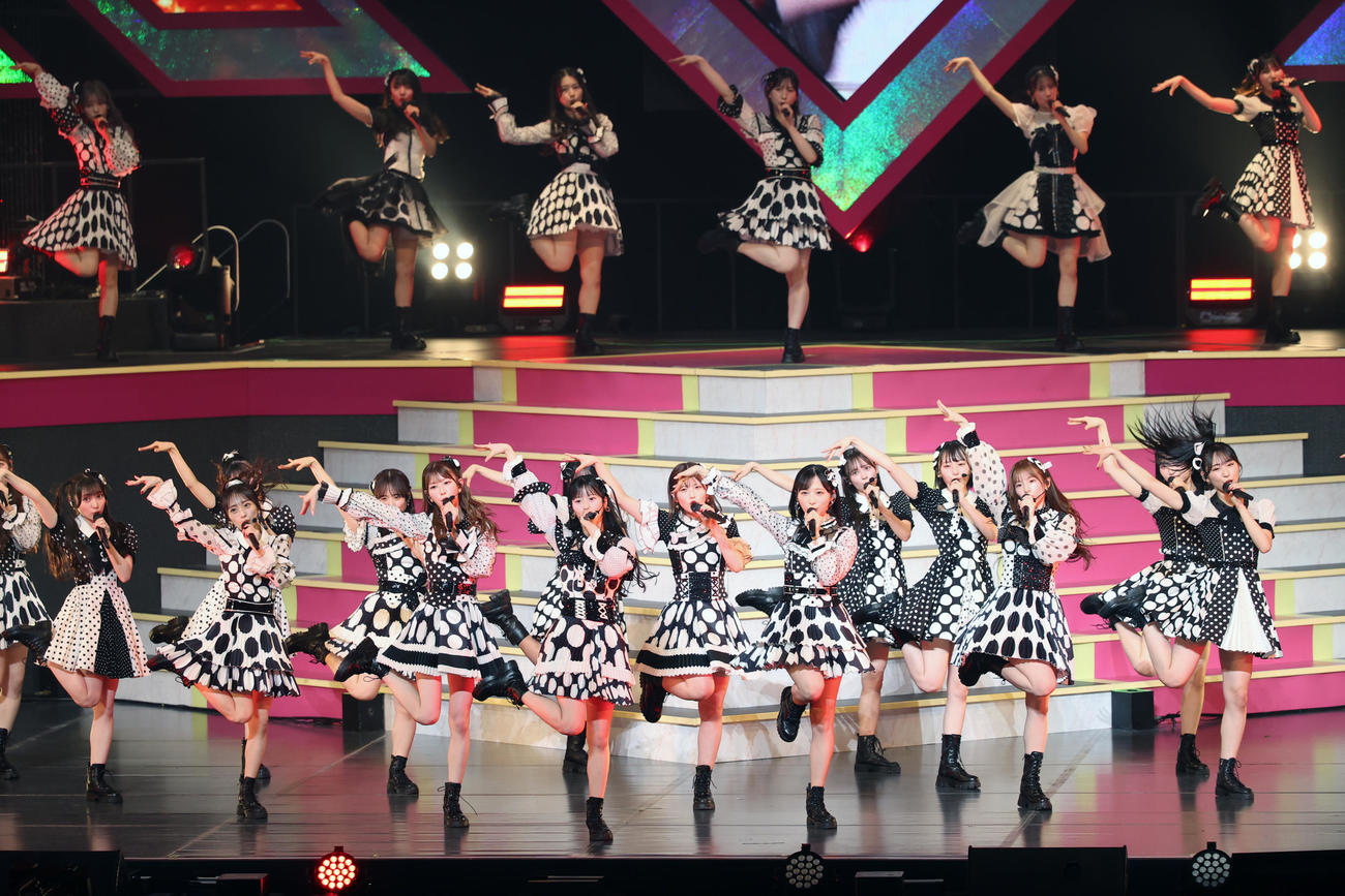 「AKB48春コンサート」で歌うAKB48　（撮影・柴田隆二）