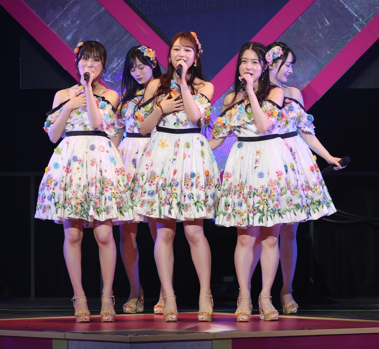 「AKB48春コンサート」で歌うAKB48　（撮影・柴田隆二）