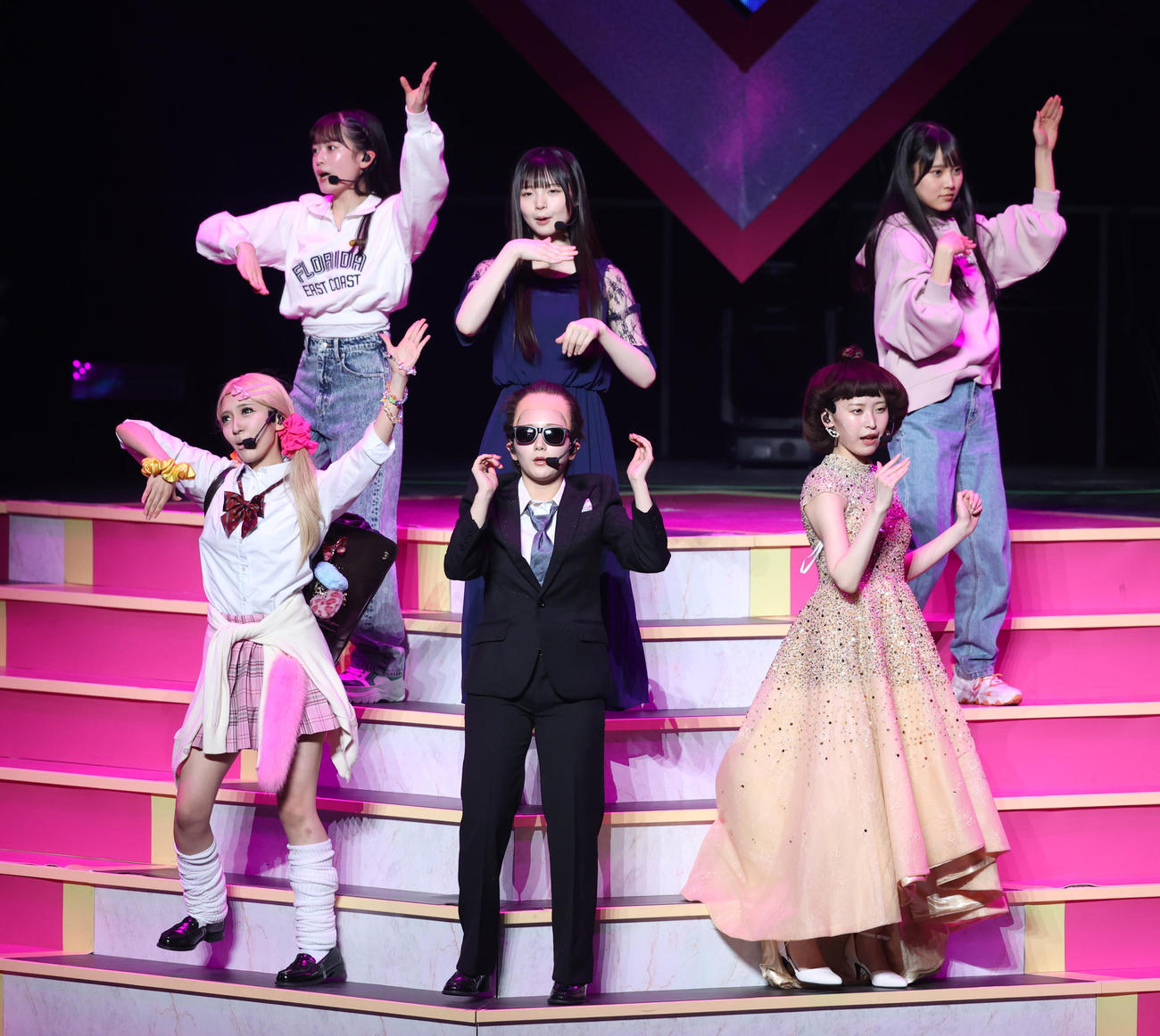 「AKB48春コンサート」で歌うAKB48　（撮影・柴田隆二）