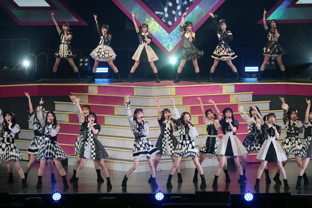 「AKB48春コンサート」で歌うAKB48　（撮影・柴田隆二）