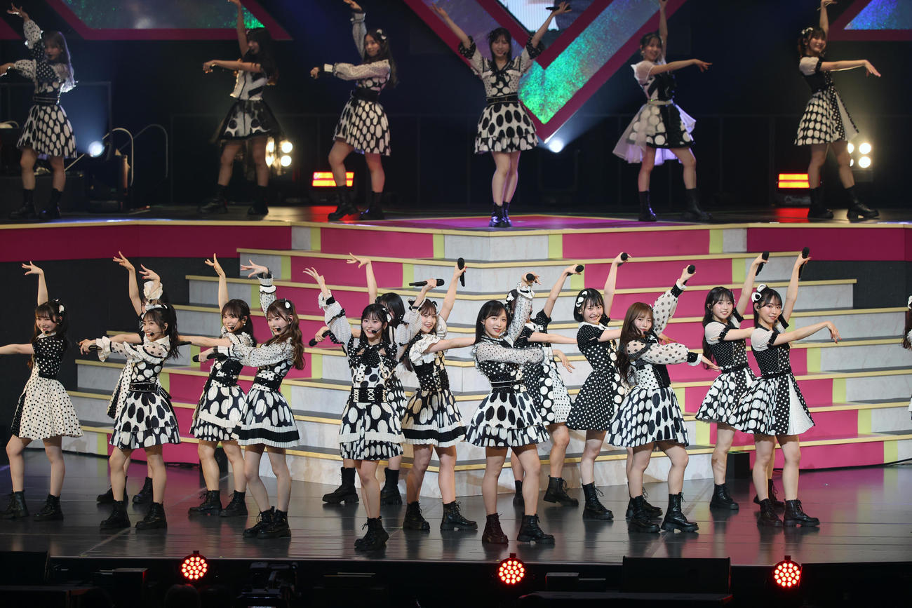 「AKB48春コンサート」で歌うAKB48　（撮影・柴田隆二）