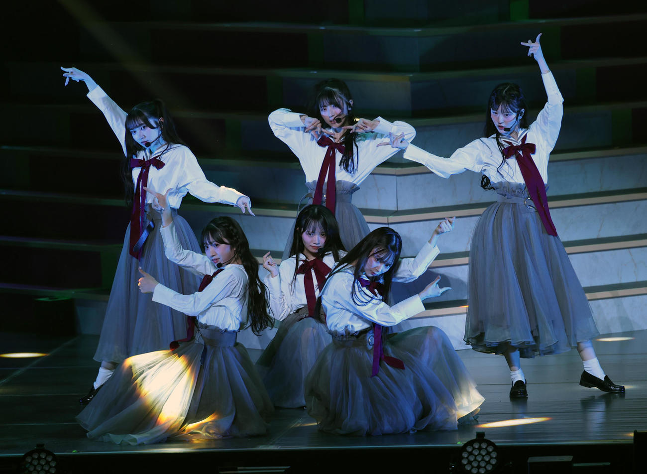 「AKB48春コンサート」で歌うAKB48　（撮影・柴田隆二）