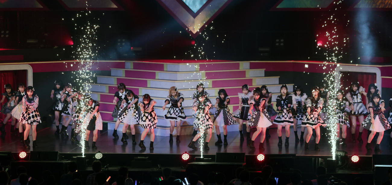 「AKB48春コンサート」で歌うAKB48　（撮影・柴田隆二）