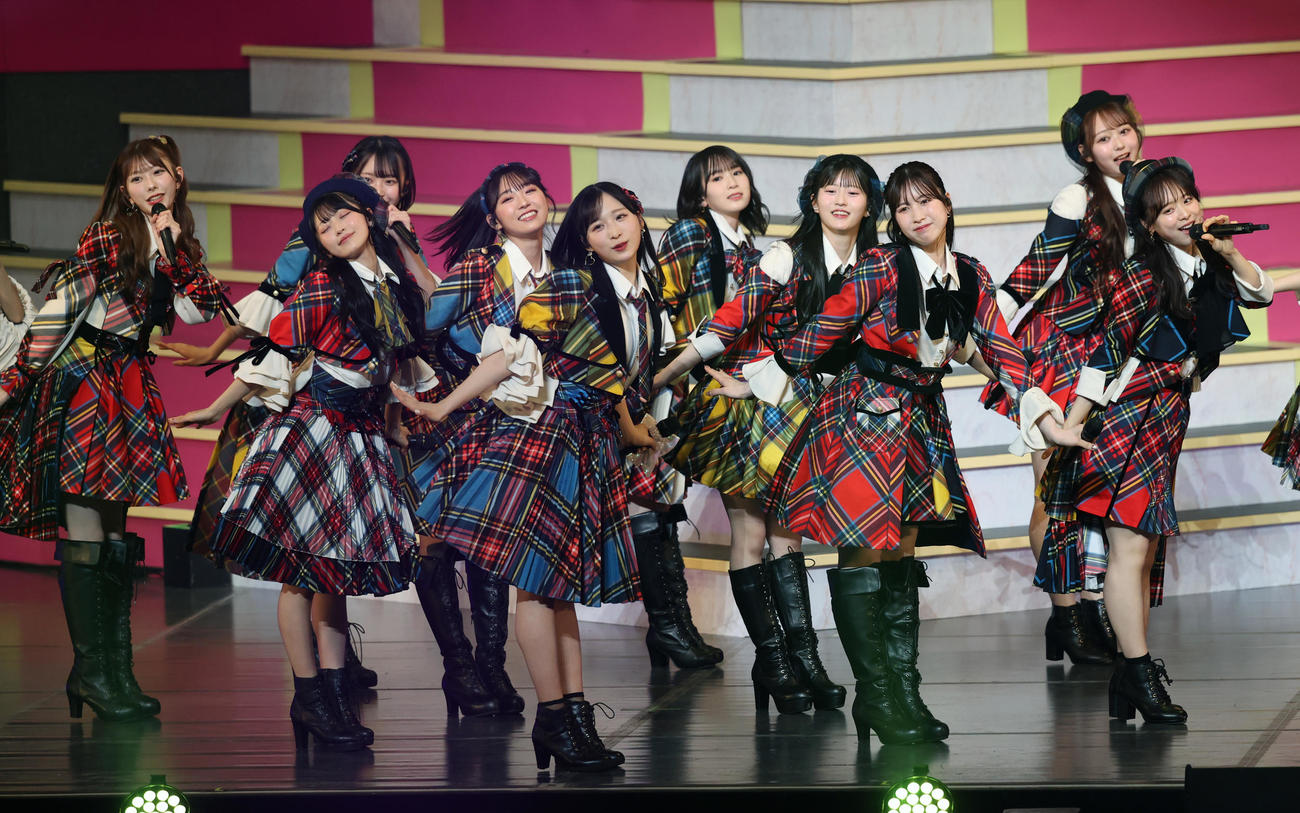 「AKB48春コンサート」で歌うAKB48　（撮影・柴田隆二）