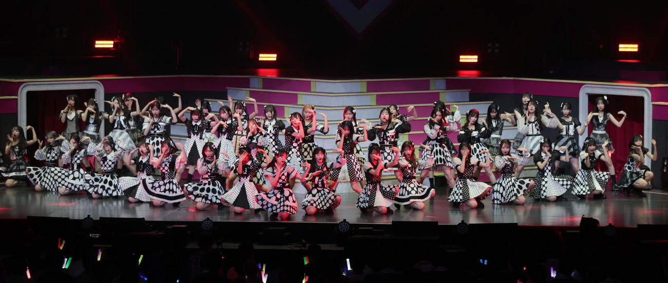 「AKB48春コンサート」で歌うAKB48　（撮影・柴田隆二）