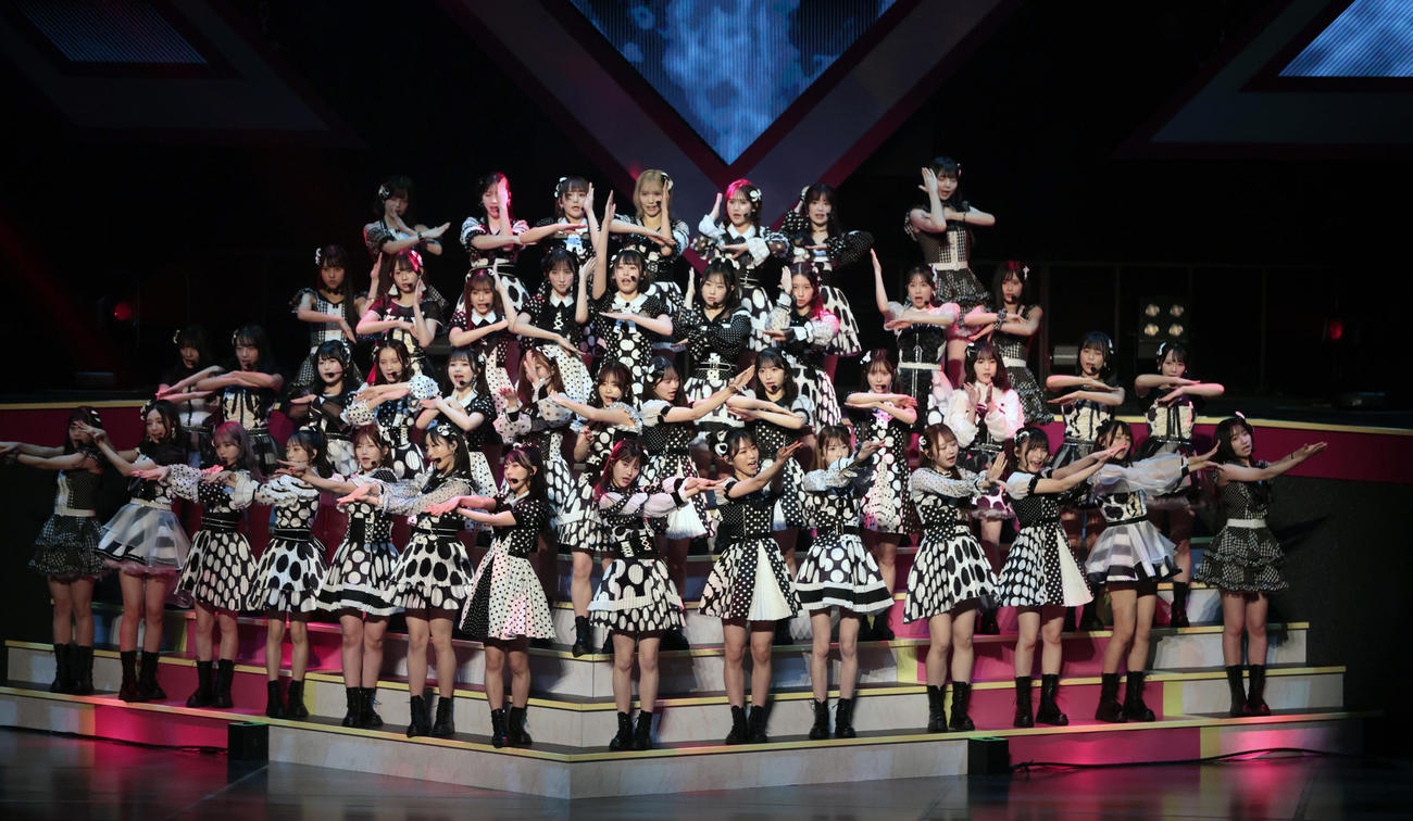 「AKB48春コンサート」で歌うAKB48　（撮影・柴田隆二）