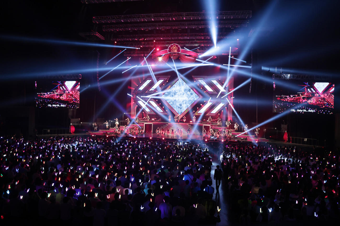 「AKB48春コンサート」で歌うAKB48　（撮影・柴田隆二）