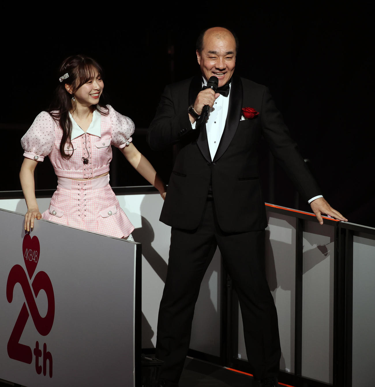 「AKB48春コンサート」でにしたんクリニックの西村社長がトロッコで場内を回る　（撮影・柴田隆二）