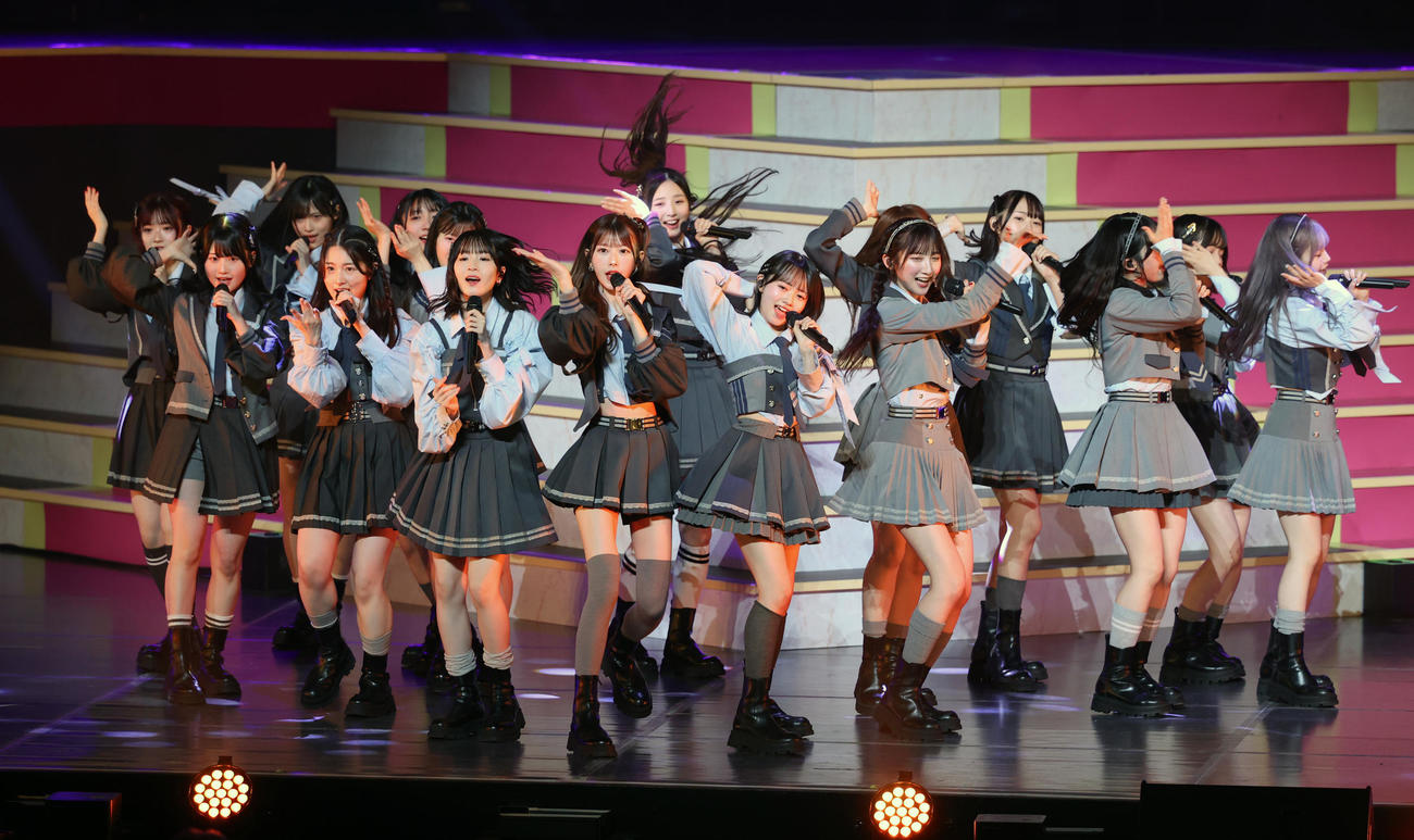 「AKB48春コンサート」で歌うAKB48　（撮影・柴田隆二）