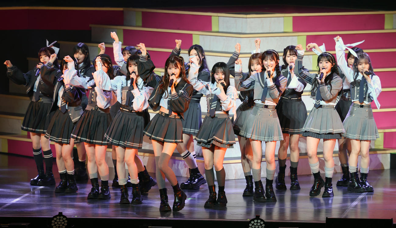 「AKB48春コンサート」で歌うAKB48　（撮影・柴田隆二）