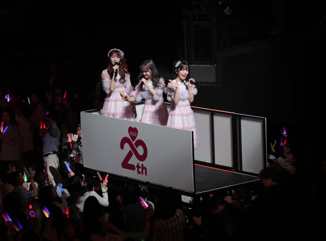 「AKB48春コンサート」で客席をトロッコで回り歌うAKB48（撮影・柴田隆二）