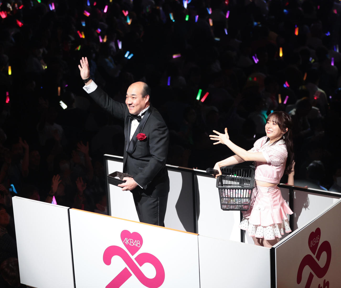 「AKB48春コンサート」でにしたんクリニックの西村社長がトロッコで場内を回る　（撮影・柴田隆二）
