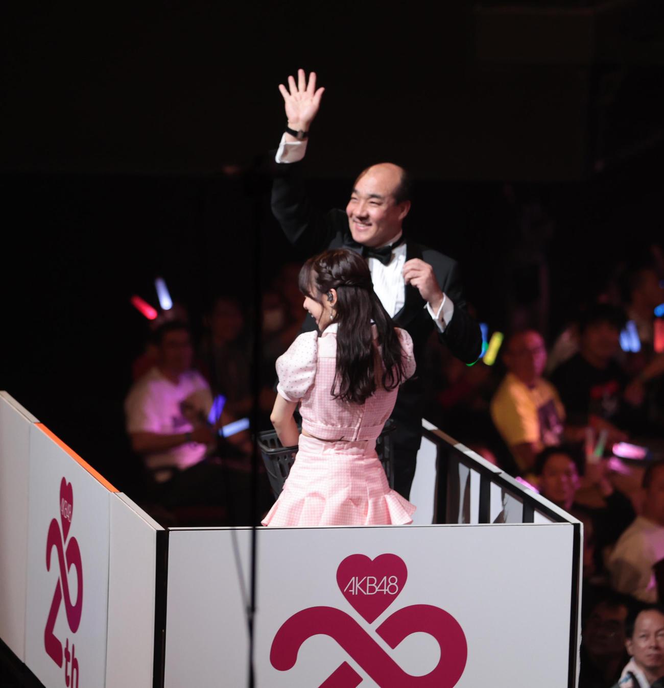 「AKB48春コンサート」でにしたんクリニックの西村社長がトロッコで場内を回る　（撮影・柴田隆二）