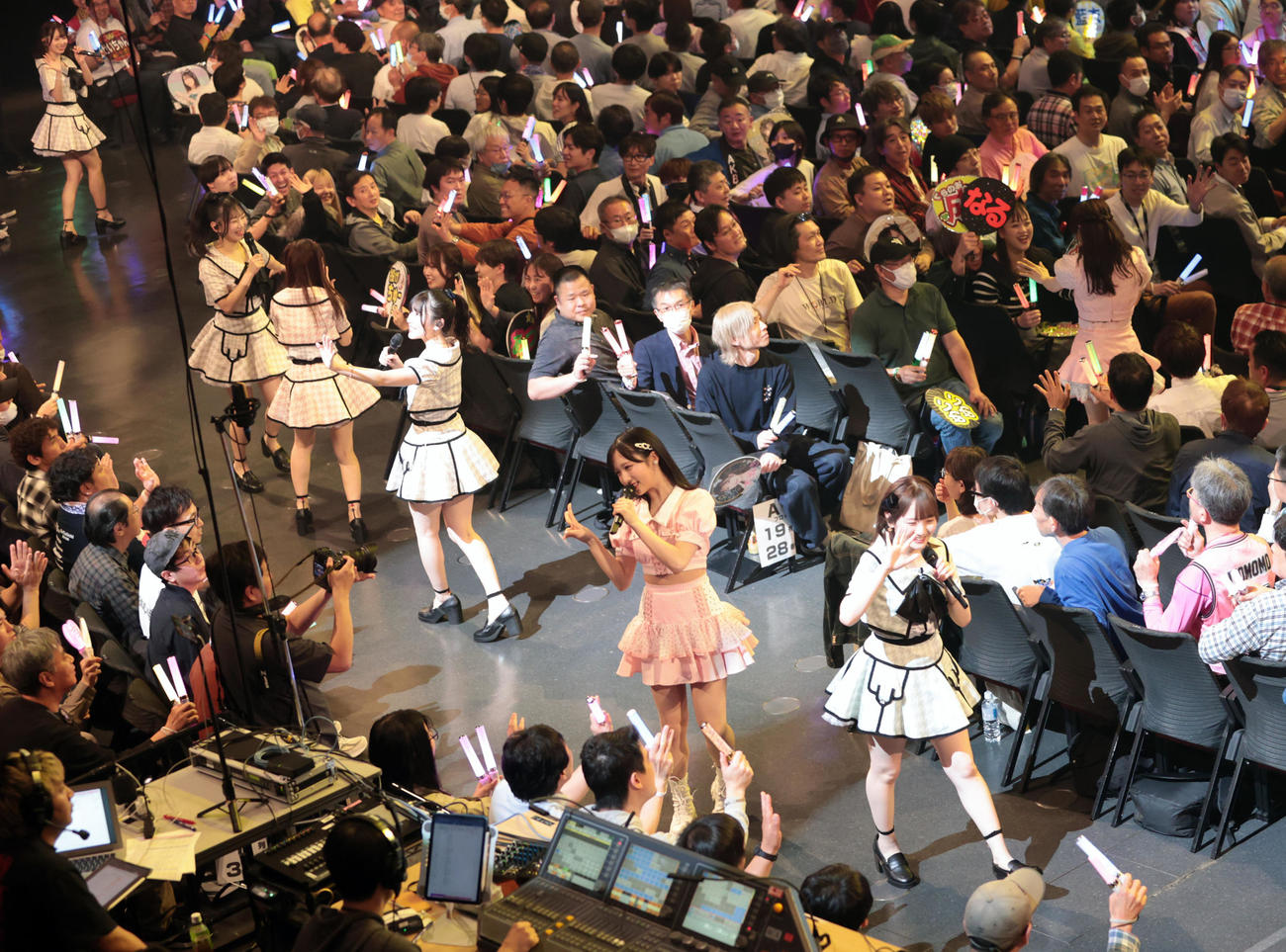 「AKB48春コンサート」で客席の中で歌うAKB48　（撮影・柴田隆二）