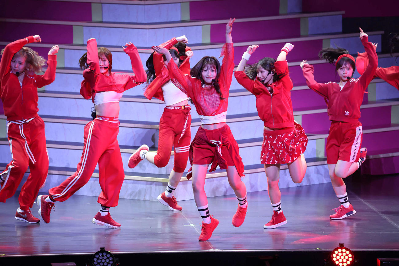 卒業コンサートで歌と踊りで魅了する村山彩希（撮影・丹羽敏通）