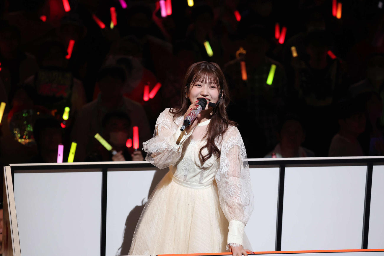 場内を回る村山彩希（撮影・丹羽敏通）
