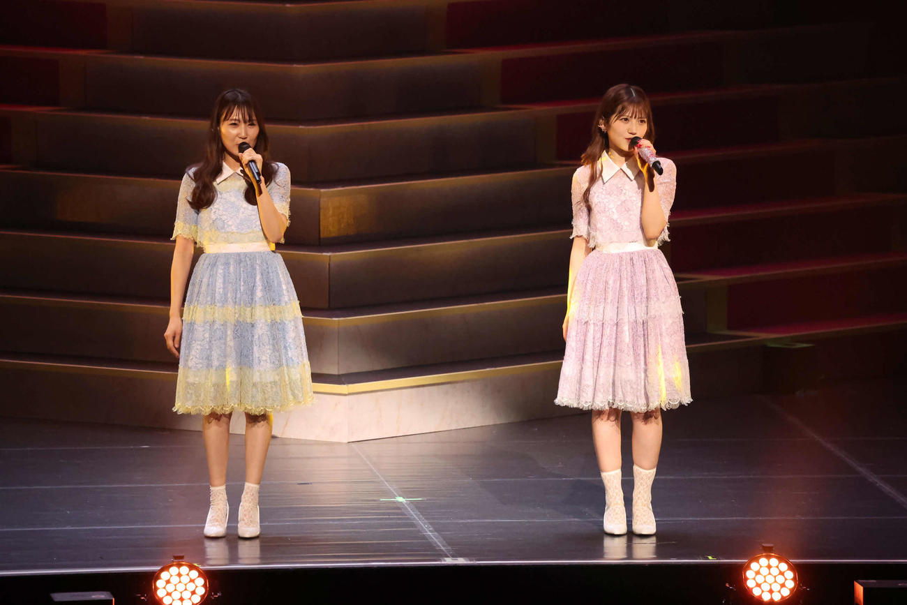 中田ちさととパフォーマンスする村山彩希（撮影・丹羽敏通）