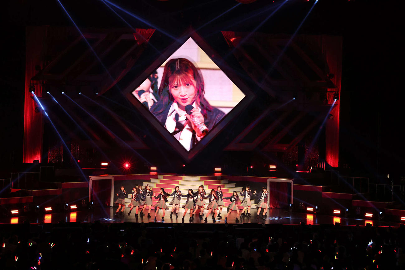 卒業コンサートで歌と踊りで魅了する村山彩希（撮影・丹羽敏通）