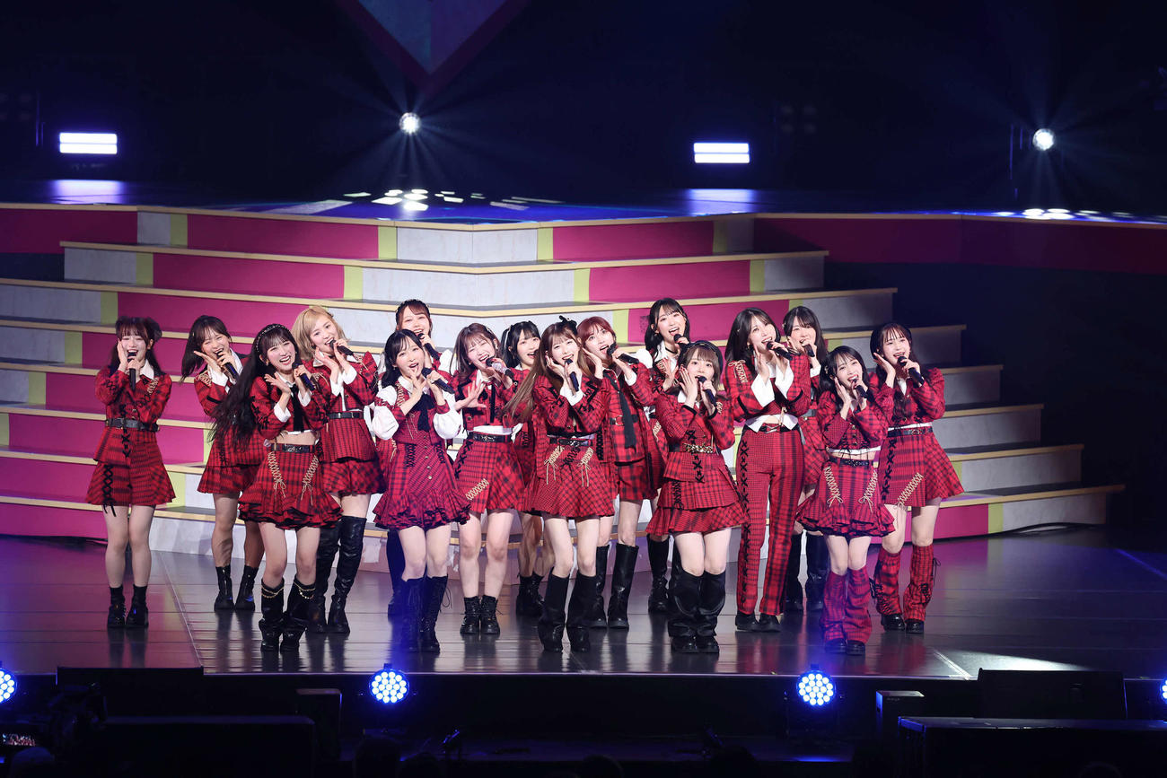 卒業コンサートで歌と踊りで魅了する村山彩希（撮影・丹羽敏通）
