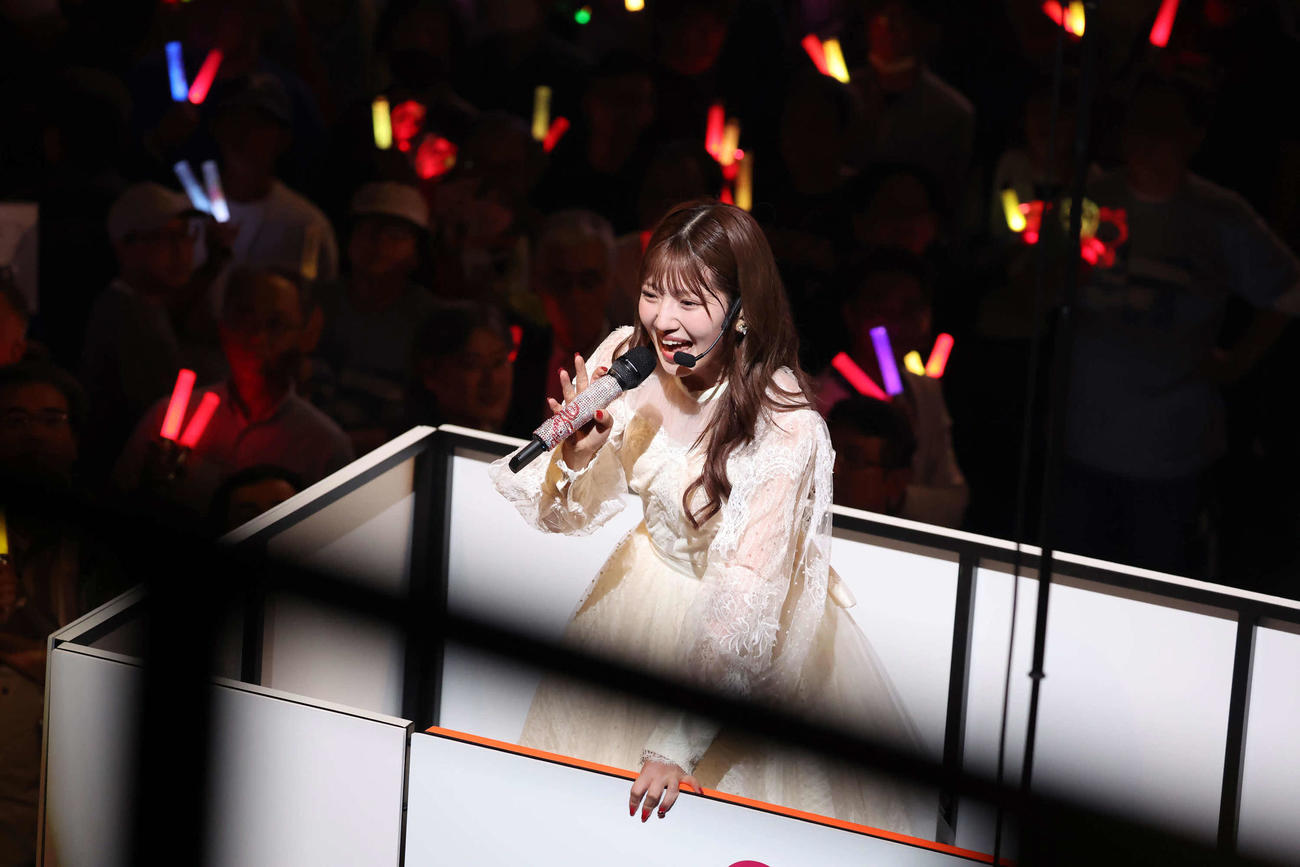 場内を回る村山彩希（撮影・丹羽敏通）