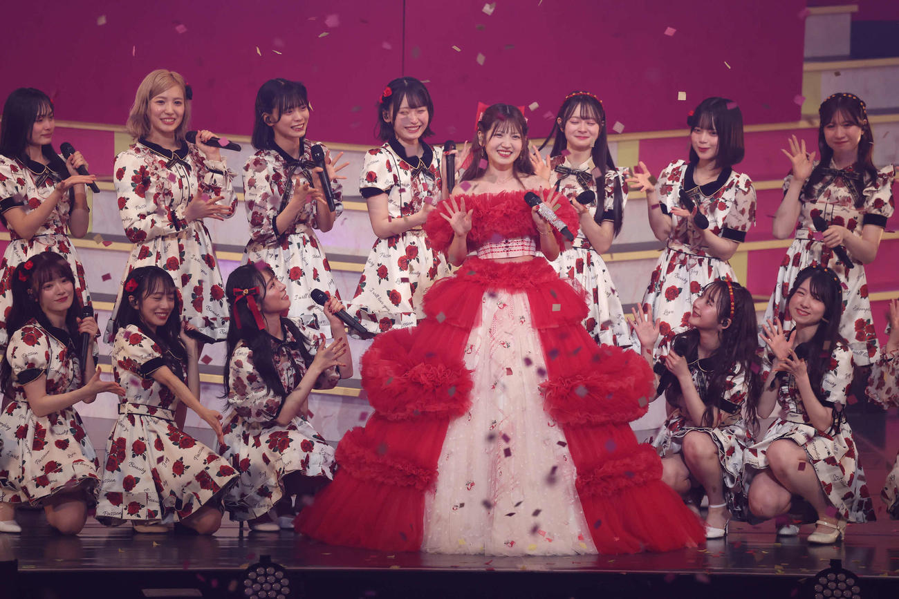 アンコールでメンバーたちと「少女たちよ」を熱唱する村山彩希（撮影・丹羽敏通）