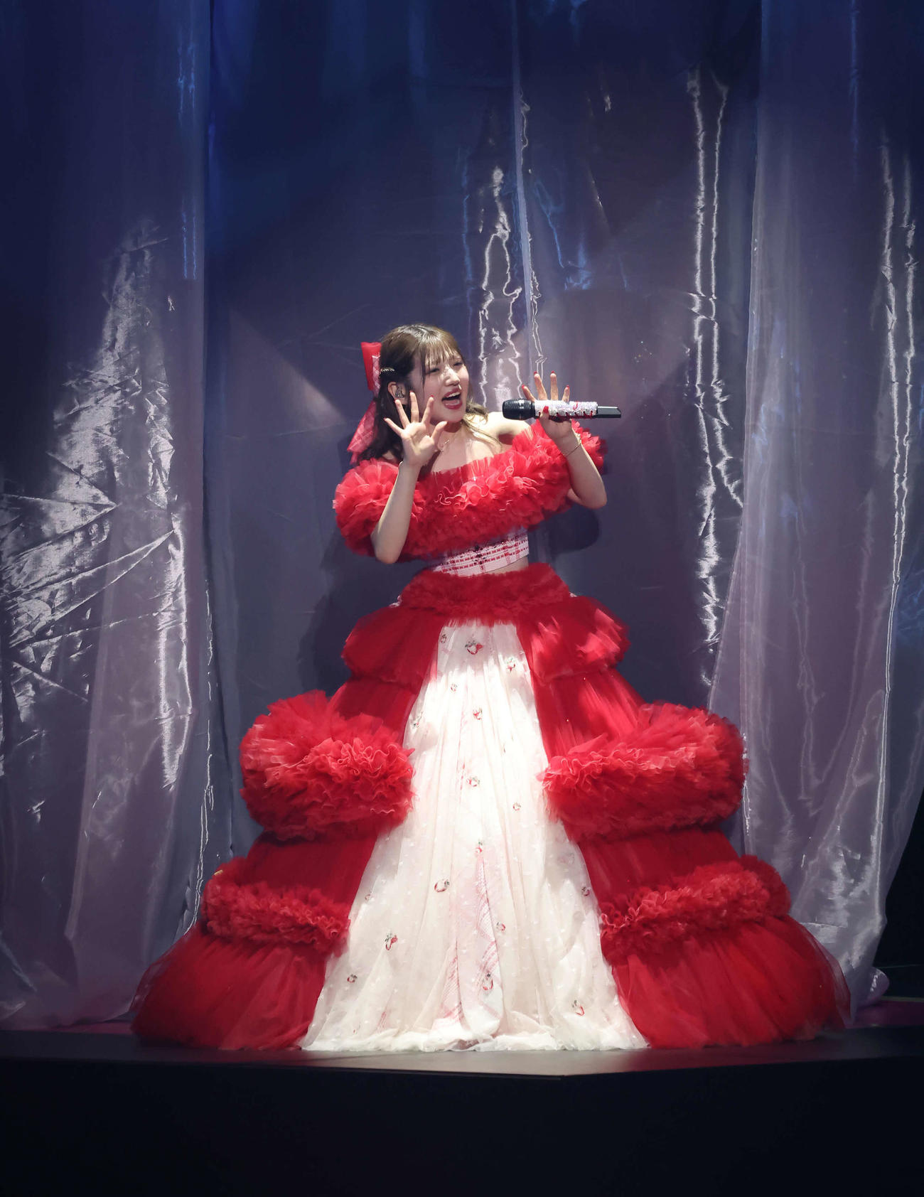 手を振って別れを告げる村山彩希（撮影・丹羽敏通）