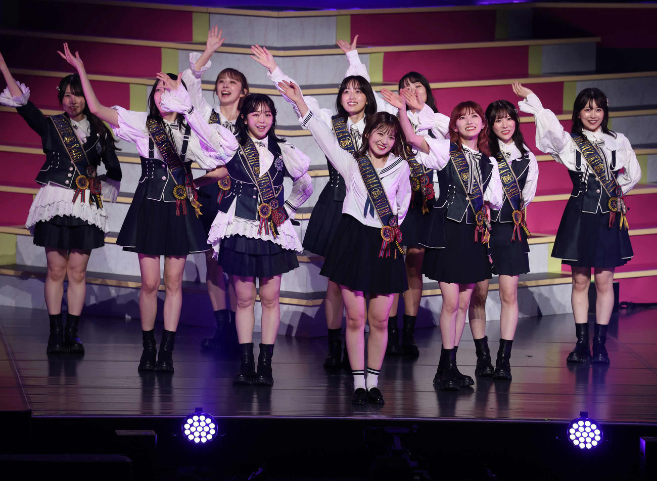 峯岸みなみらとパフォーマンスする村山彩希（撮影・丹羽敏通）