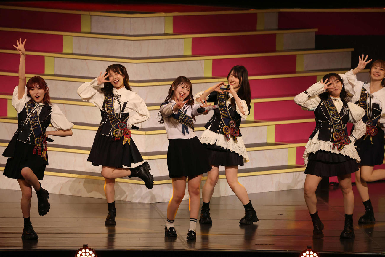 峯岸みなみらとパフォーマンスする村山彩希（撮影・丹羽敏通）