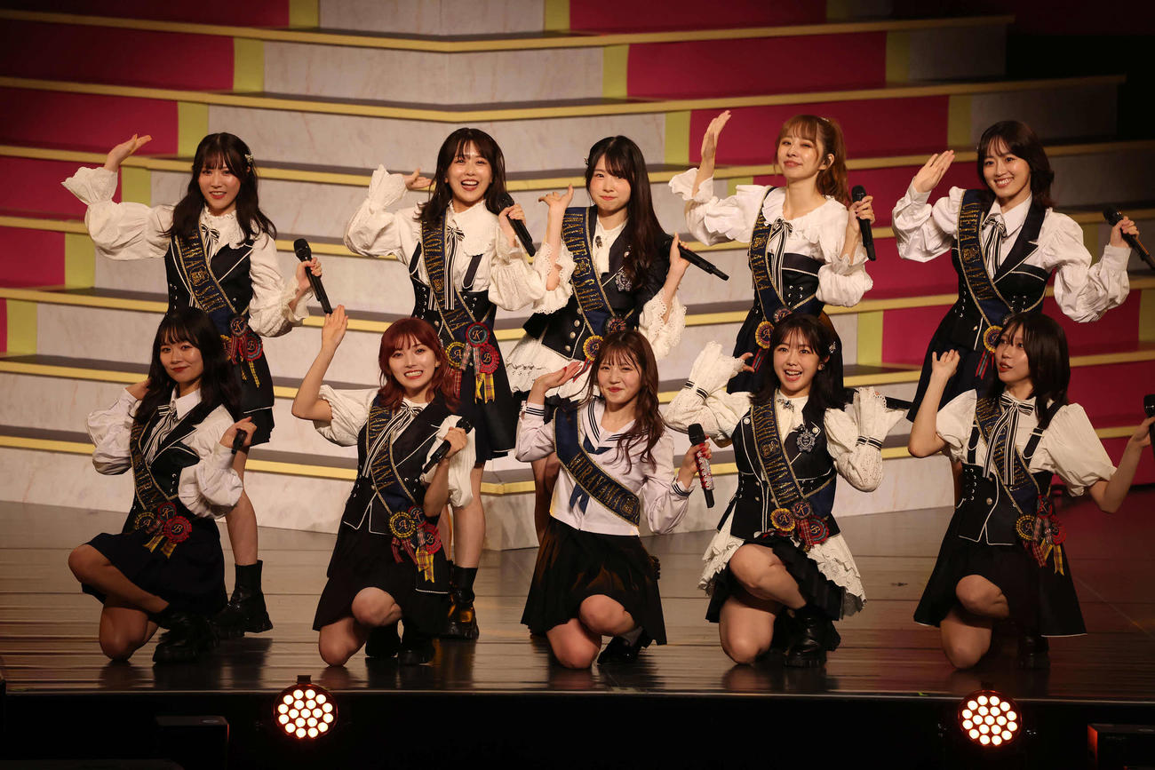 峯岸みなみらとパフォーマンスする村山彩希（撮影・丹羽敏通）
