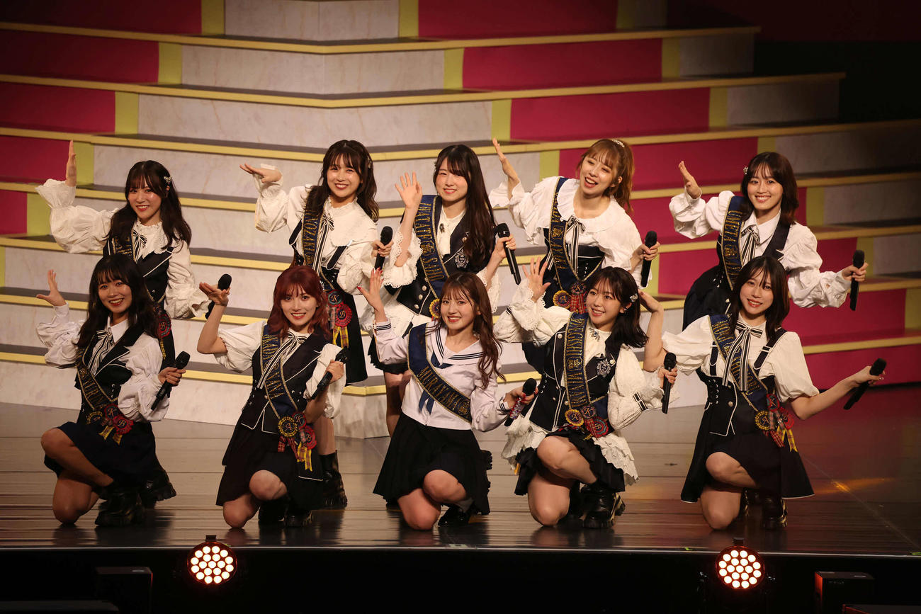 峯岸みなみ（前列左から4人目）らとパフォーマンスする村山彩希（同3人目）（撮影・丹羽敏通）