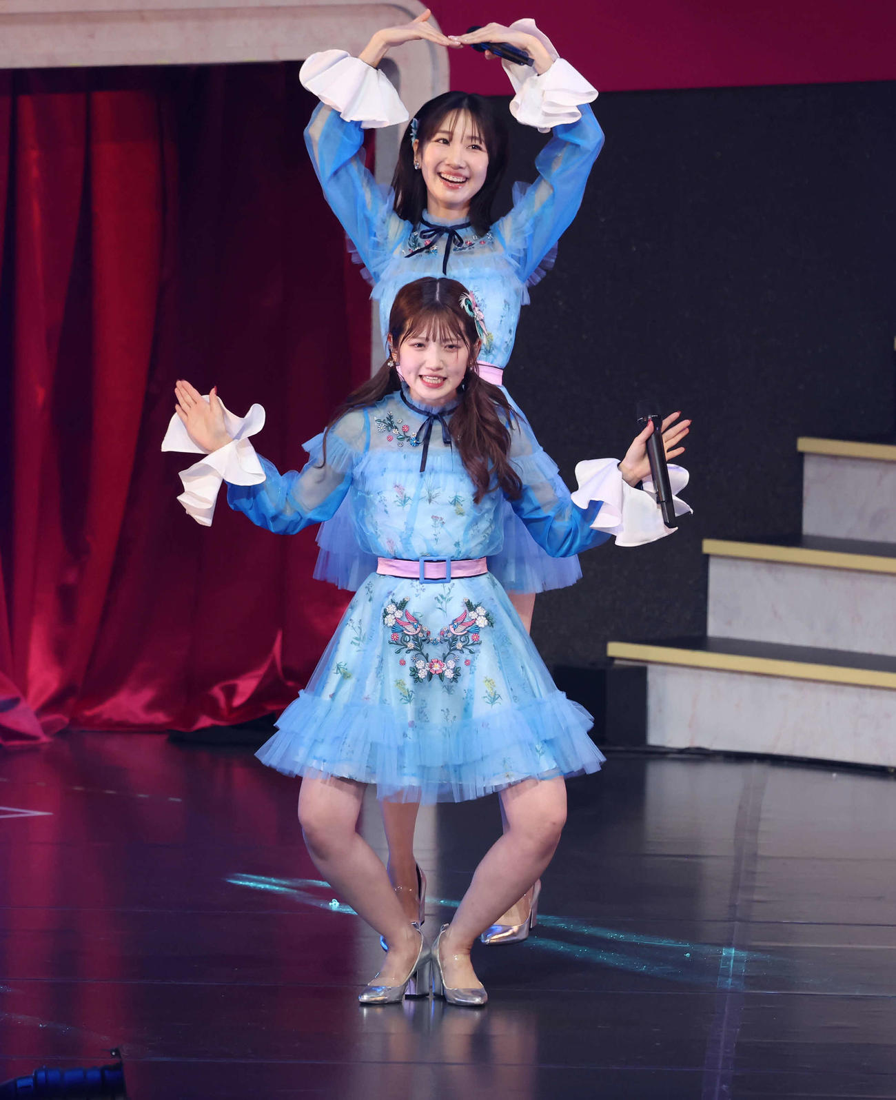 柏木由紀（後方）とパフォーマンスする村山彩希（撮影・丹羽敏通）