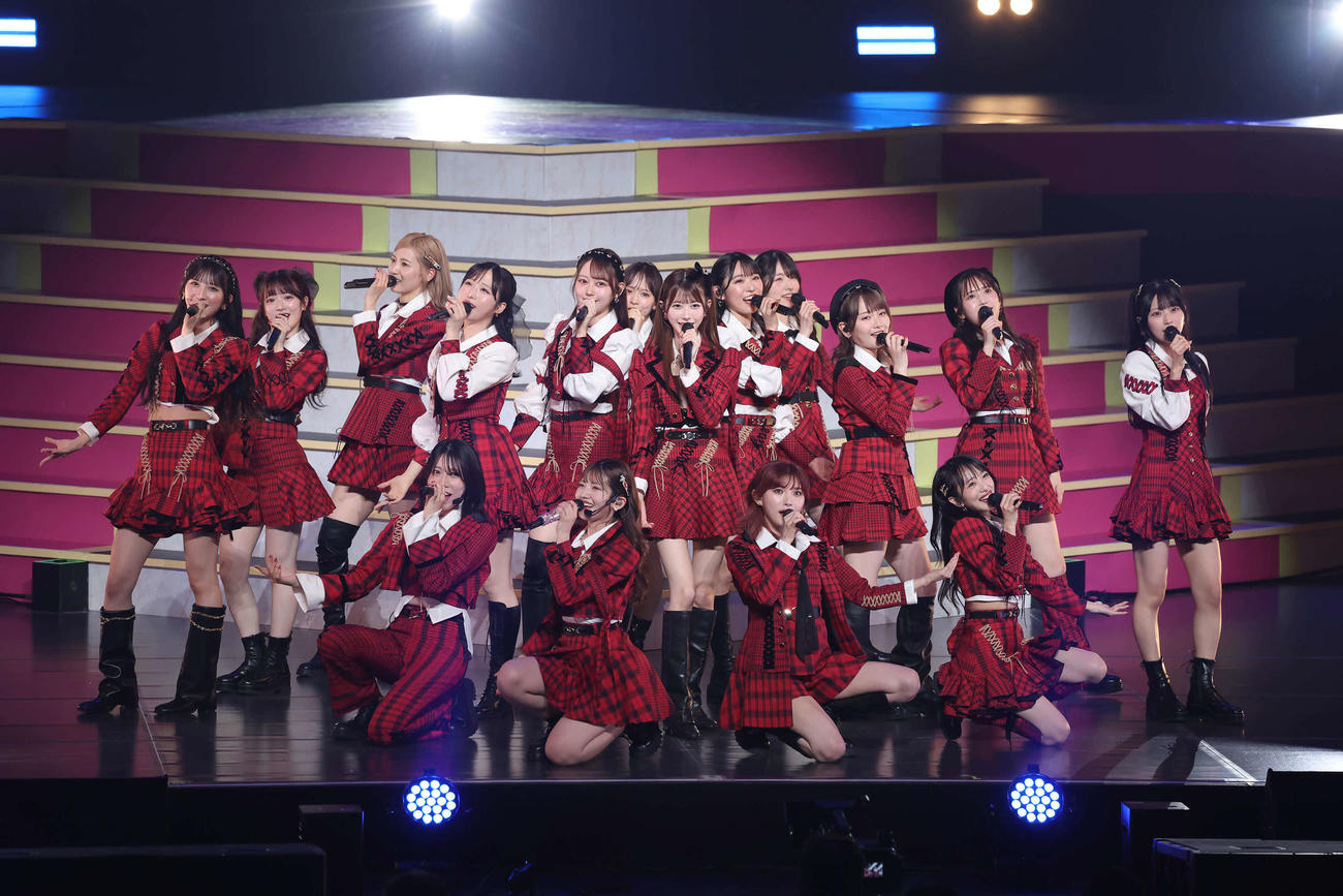 卒業コンサートで歌と踊りで魅了する村山彩希（撮影・丹羽敏通）